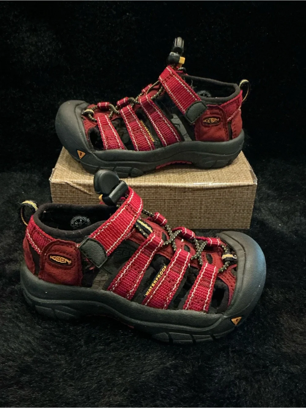 Keen Newport H2 Kids Red Closed-Toe Waterproof Hiking Sandals Size 9